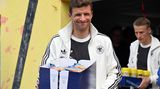 Sein großes Herz zeigt Müller nicht nur auf dem Platz. Zusammen mit Chris Führich verteilt er bei der Tafel in Blankenhain Essen. In Vorbereitung auf die EM 2024 weilte das DFB-Team in dem Ort südlich von Weimar