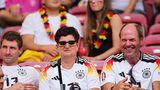 Familienbande: Thomas Müllers Eltern zusammen mit Bruder Simon drücken beim Turnier dahoam die Daumen