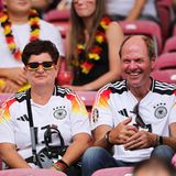 Familienbande: Thomas Müllers Eltern zusammen mit Bruder Simon drücken beim Turnier dahoam die Daumen