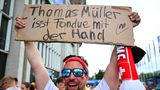 Alle deutschen Fußball-Fans werden Thomas Müller in Erinnerung behalten. Besonders sein Humor – hier ein DFB-Fan mit einem an Chuck Norris angelehnten Gag – wird im DFB-Alltag fehlen