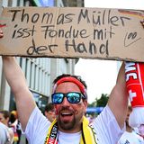 Alle deutschen Fußball-Fans werden Thomas Müller in Erinnerung behalten. Besonders sein Humor – hier ein DFB-Fan mit einem an Chuck Norris angelehnten Gag – wird im DFB-Alltag fehlen