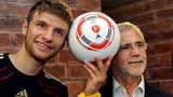 TM trifft GM bei WM: Thomas Müller (l.) und der ehemalige deutsche Top-Stürmer Gerd Müller – nicht verwandt oder verschwägert – bei einer Pressekonferenz der deutschen Mannschaft im südafrikanischen Velmore 2010 