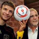 TM trifft GM bei WM: Thomas Müller (l.) und der ehemalige deutsche Top-Stürmer Gerd Müller – nicht verwandt oder verschwägert – bei einer Pressekonferenz der deutschen Mannschaft im südafrikanischen Velmore 2010 