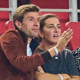 Thomas Müller mit Frau Lisa auf der Tribüne bei einem Qualifikationsspiel für die Katar-WM 2022. Während des Turniers in der Wüste lief es leider so gar nicht nach seinem Geschmack. Sein Resumee nach dem Vorrunden-Aus: "Der Stachel sitzt brutal tief, gefühlt tiefer als sonst"