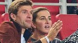 Thomas Müller mit Frau Lisa auf der Tribüne bei einem Qualifikationsspiel für die Katar-WM 2022. Während des Turniers in der Wüste lief es leider so gar nicht nach seinem Geschmack. Sein Resumee nach dem Vorrunden-Aus: "Der Stachel sitzt brutal tief, gefühlt tiefer als sonst"