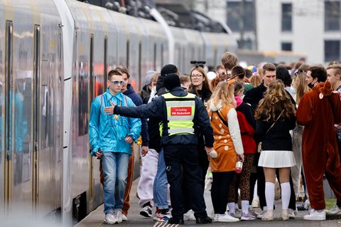 Bahnpassagiere wunderten sich über das Verhalten des Mitarbeiters einer Sicherheitsfirma (Archivbild)