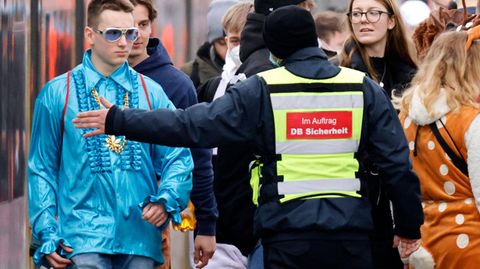 Bahnpassagiere wunderten sich über das Verhalten des Mitarbeiters einer Sicherheitsfirma (Archivbild)