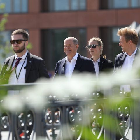 Olaf Scholz auf dem Weg zu ARD-Sommerinterview mit zwei BKA-Personenschützern