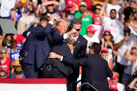 Als seine Anhänger diese Faust sehen, gibt es für viele kein Halten mehr. Sie jubeln ihm zu, fallen in euphorische "USA, USA, USA"-Chöre ein
