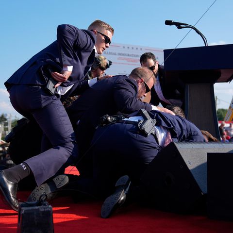 Sekunden nach dem Attentat auf Donald Trump wird er von Mitarbeitern des Secret Service abgeschirmt