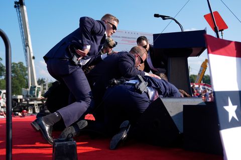 Sekunden nach dem Attentat auf Donald Trump wird er von Mitarbeitern des Secret Service abgeschirmt