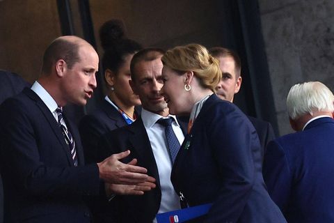 Prinz William und Franziska Giffey sprechen im Berliner Olympiastadion beim EM-Finale miteinander