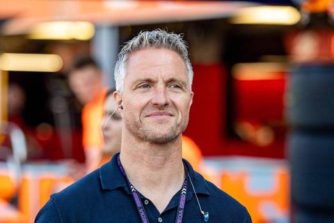 Ralf Schumacher steht lächelnd in Monaco