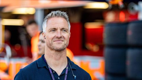 Ralf Schumacher steht lächelnd in Monaco