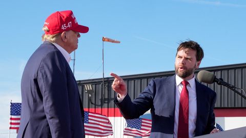 J.D. Vance, Running Mate von Donald Trump, steht im Anzug an einem Rednerpult und hält eine Rede