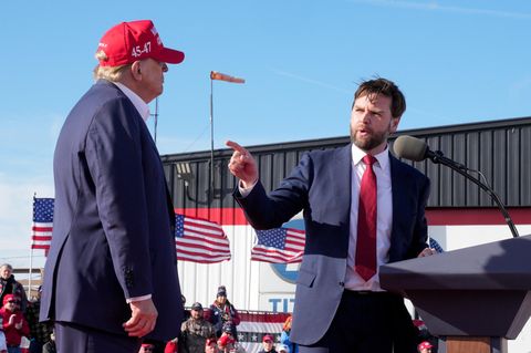 J.D. Vance, Running Mate von Donald Trump, steht im Anzug an einem Rednerpult und hält eine Rede