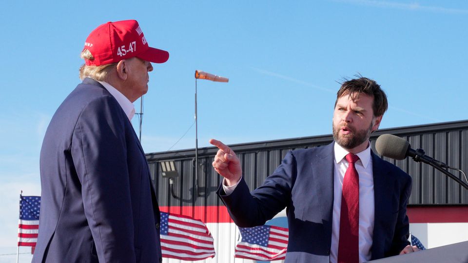J.D. Vance, Running Mate von Donald Trump, steht im Anzug an einem Rednerpult und hält eine Rede