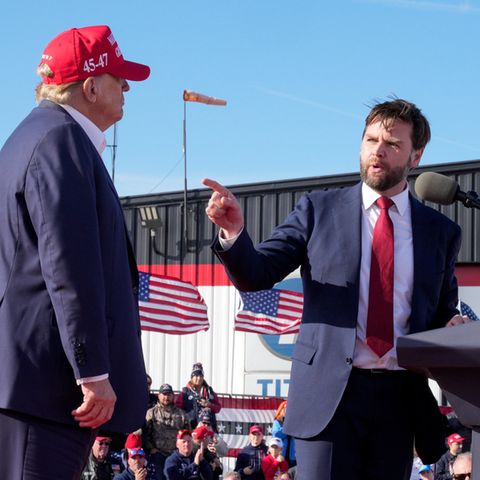 J.D. Vance, Running Mate von Donald Trump, steht im Anzug an einem Rednerpult und hält eine Rede