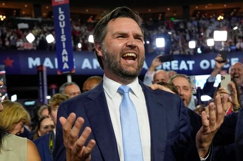 J.D. Vance wird am ersten Tag des republikanischen Parteitages zum Vizepräsidentschaftskandidaten seiner Partei nominiert und lässt sich von der Menge feiern