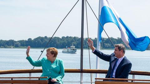 Angela Merkel und Markus Söder an Bord eines Schiffes