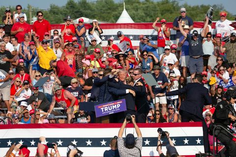 Trump reckt die Hand nach dem Attentat in die Höhe