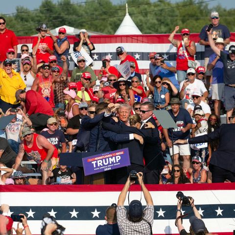 Trump reckt die Hand nach dem Attentat in die Höhe