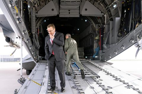 Boris Pistorius auf Laderampe des Transportflugzeugs A400M