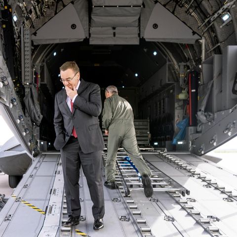 Boris Pistorius auf Laderampe des Transportflugzeugs A400M