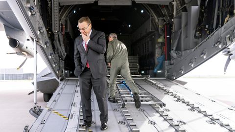 Boris Pistorius auf Laderampe des Transportflugzeugs A400M