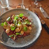 … wie zum Beispiel Carpaccio vom Rentier. Weitere Infos gibt es unter koks.fo und Visit Greenland.