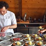 Im Gegensatz zum "Koks" finden die letzten Schritte der Zubereitung auch im Gastraum statt. Im "Egede" wird ebenfalls typische regionale Küche angeboten…