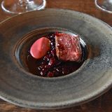 Eine weitere Delikatesse mit zum Teil gejagten Zutaten aus der Region: ein Stückchen geschmortes Fleisch vom Moschusochsen mit Rhabarber und geräuchertem Knochenmark.