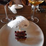 Aqisseq, solbær tunnorlu, so lautet der Titel dieses Signature Dish des "Koks": aufgespießte Lagen von Schneehuhn, schwarzen Johannisbeeren und Rentierspeck, garniert mit einem Federbüschel des Schneehuhns, das schon das Eingangsschild des Restaurants schmückt.