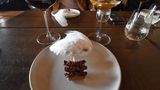 Aqisseq, solbær tunnorlu, so lautet der Titel dieses Signature Dish des "Koks": aufgespießte Lagen von Schneehuhn, schwarzen Johannisbeeren und Rentierspeck, garniert mit einem Federbüschel des Schneehuhns, das schon das Eingangsschild des Restaurants schmückt.