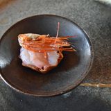 Gang Nummer 6 wird ein Geschmackserlebnis: Das Shrimps-Fleisch liegt auf einem mit Crème brûlée gefüllten Teigförmchen, gekrönt vom knusprig frittierten Garnelenkopf.