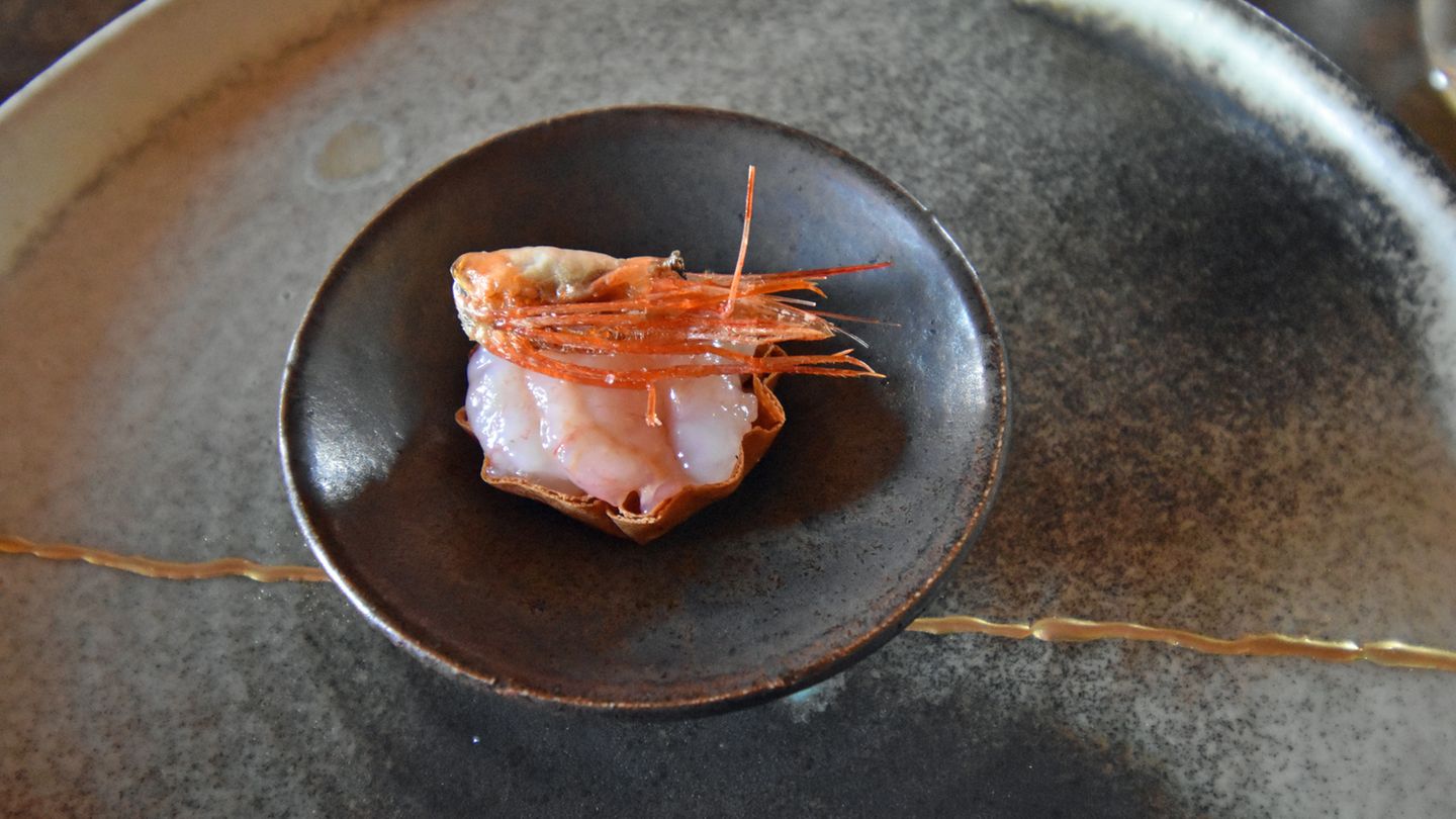 Gang Nummer 6 wird ein Geschmackserlebnis: Das Shrimps-Fleisch liegt auf einem mit Crème brûlée gefüllten Teigförmchen, gekrönt vom knusprig frittierten Garnelenkopf.