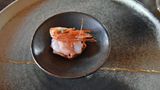 Gang Nummer 6 wird ein Geschmackserlebnis: Das Shrimps-Fleisch liegt auf einem mit Crème brûlée gefüllten Teigförmchen, gekrönt vom knusprig frittierten Garnelenkopf.