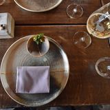 Auftakt zum 18-Gänge-Menü mit Mattak, einer typisch grönländischen Spezialität, die nussig schmeckt: Das Häppchen im schwarz-weißen Schachbrettmuster auf dem Keramikquader wird aus der Haut des Narwals herausgeschnitten und ist reicher an Vitamin C als eine Zitrusfrucht.