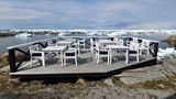 Nirgendwo gibt es eine vergleichbare Terrasse wie bei diesem Gourmetrestaurant: An manchen Sommertagen kann es an der Westküste Grönlands so warm werden, dass die Gäste des "Koks" unter freien Himmel tafeln können.