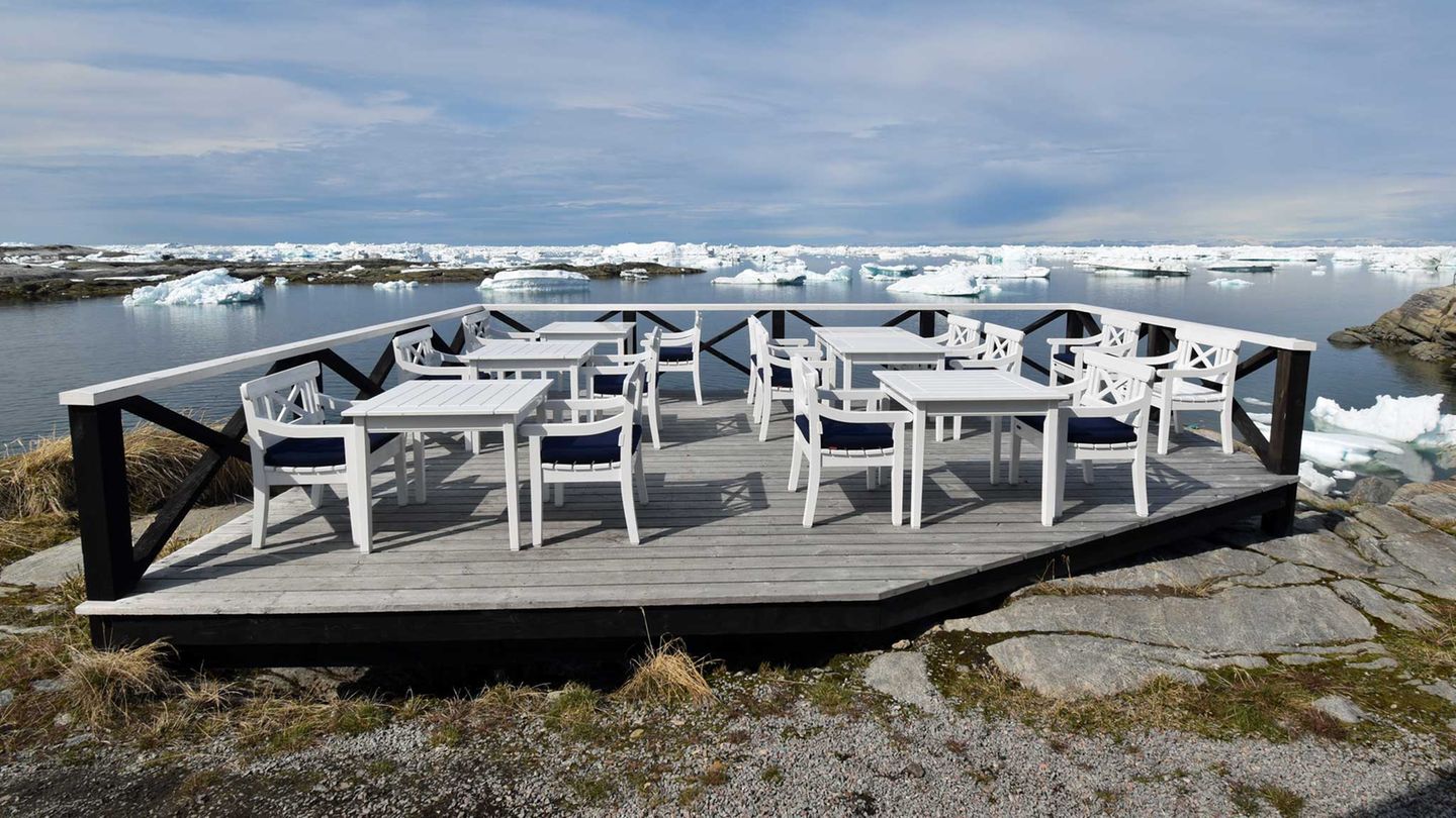 Nirgendwo gibt es eine vergleichbare Terrasse wie bei diesem Gourmetrestaurant: An manchen Sommertagen kann es an der Westküste Grönlands so warm werden, dass die Gäste des "Koks" unter freien Himmel tafeln können.