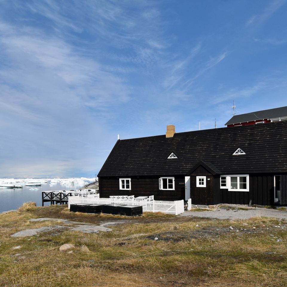 Teil des Pionierprojektes war ab 2014 die Renovierung der beiden ältesten Holzhäuser aus der den Anfängen der Kolonialzeit Grönlands, in den die Restaurants "Koks" und "Egede" eingezogen sind. Der alte Kaufmannsladen dient heute als Rezeption.