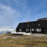 Teil des Pionierprojektes war ab 2014 die Renovierung der beiden ältesten Holzhäuser aus der den Anfängen der Kolonialzeit Grönlands, in den die Restaurants "Koks" und "Egede" eingezogen sind. Der alte Kaufmannsladen dient heute als Rezeption.