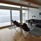 In den zweistöckigen Hütten mit zwei Betten unter dem Walmdach steht der Ausblick auf die treibenden Eisberge und die Natur im Vordergrund. Bewusst wird auf Ablenkung wie Internet verzichtet. "We offer a wifi-free vaccation."