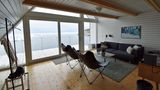 In den zweistöckigen Hütten mit zwei Betten unter dem Walmdach steht der Ausblick auf die treibenden Eisberge und die Natur im Vordergrund. Bewusst wird auf Ablenkung wie Internet verzichtet. "We offer a wifi-free vaccation."