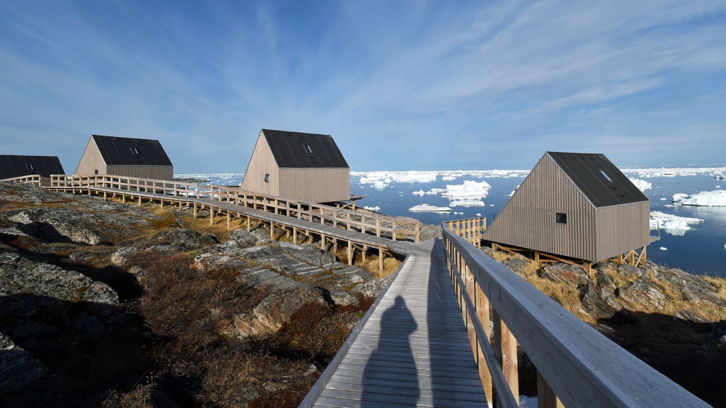 Nah am Wasser stehen die 15 Bungalows der Ilimanaq Lodge, die Urlauber aus dem benachbarten Eisfjord, der seit 2004 zum Weltnaturerbe der Unesco gehört, anlocken soll. 