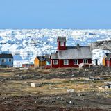 Nur 55 Menschen leben in der Siedlung mit den bunten Häusern. Ilulissats Fischfabrik ist längst geschlossen. Doch ein besonderes Tourismusprojekt hat neue Arbeitsplätze und Einnahmen für die lokale Gemeinschaft geschaffen.