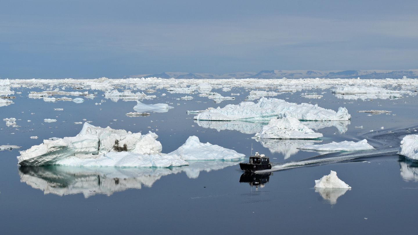 Der kleine Ort Ilimanaq ist von Mai bis Dezember nur per Boot zu erreichen, mit einer bis zu 60 Minuten dauernden Fahrt von Ilulissat durch die driftenden Eisberge im Mündungsgebiet des Eisfjords.
