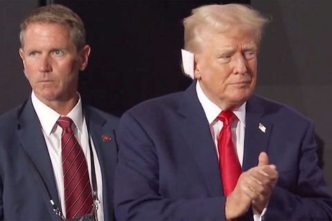 Der republikanische Präsidentschaftskandidat und ehemalige US-Präsident Donald Trump trägt einen Verband am Ohr