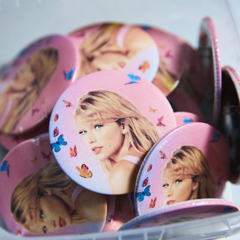 Buttons mit Taylor Swift liegen in einer Box
