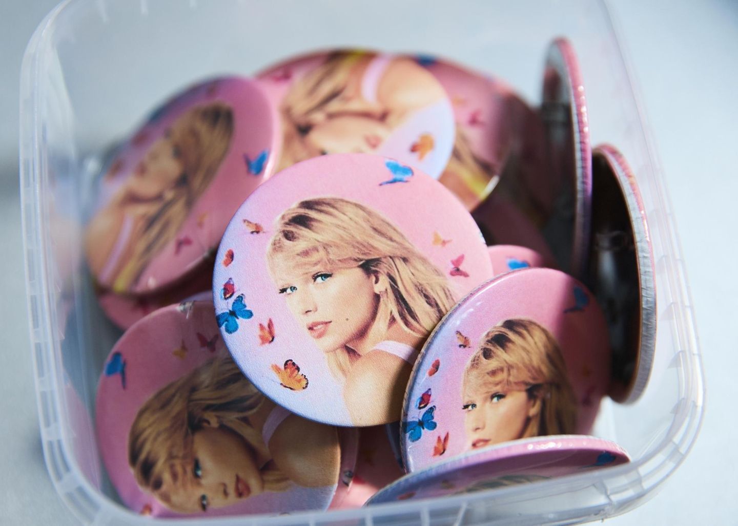 Buttons mit Taylor Swift liegen in einer Box